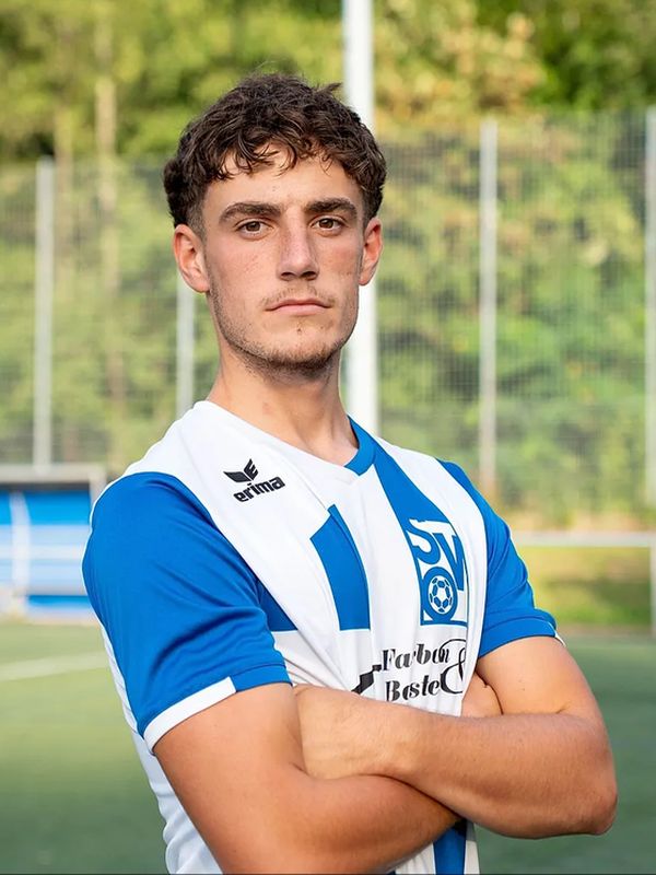 4 Adrian Kamelski